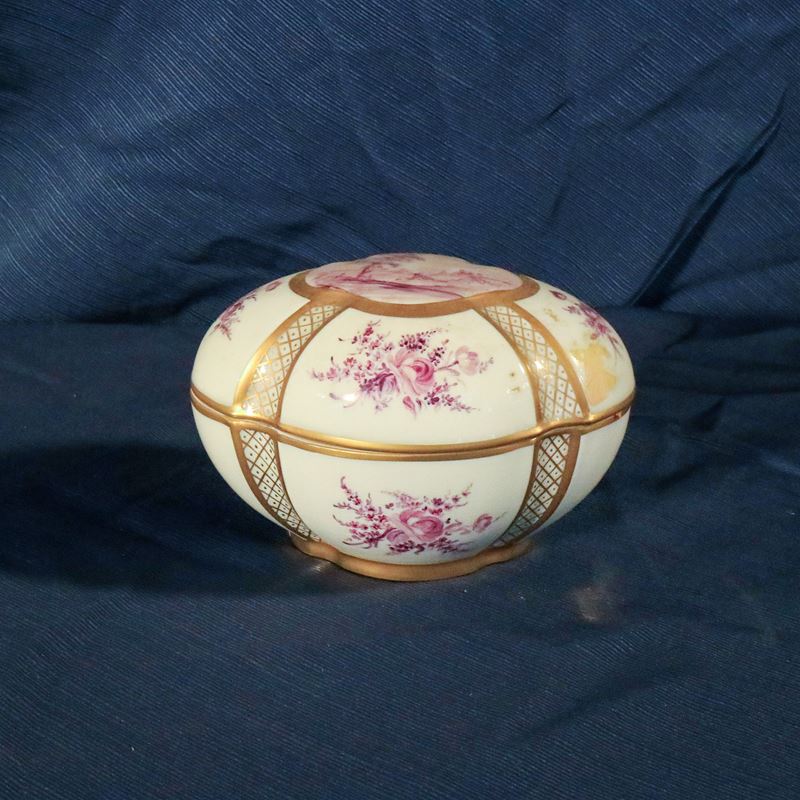 Cofanetto in porcellana bianca  (Francia, XX sec.)  - Asta Gli Arredi di Villa "Le Marchesane" - San Luca Casa d'Aste