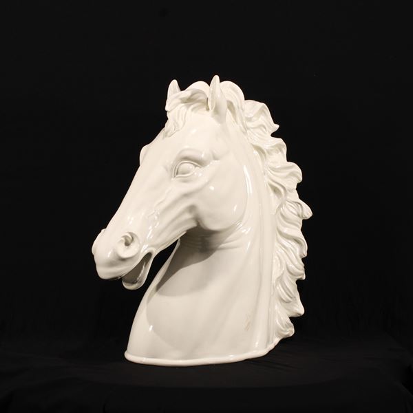 Scultura in ceramica bianca
