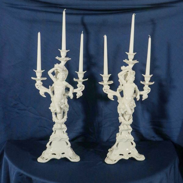 ♦ Coppia di candelabri in ceramica bianca