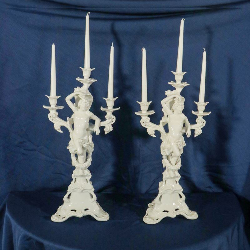 ♦ Coppia di candelabri in ceramica bianca  (Nove, Bassano XX sec.)  - Asta Gli Arredi di Villa "Le Marchesane" - San Luca Casa d'Aste