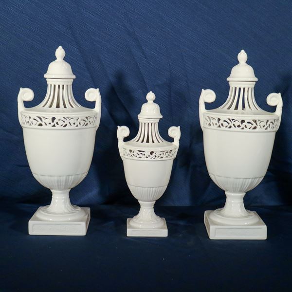 ♦ Tre vasi in ceramica smaltata bianca