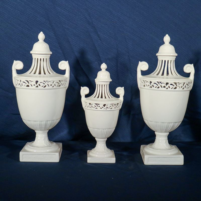 ♦ Tre vasi in ceramica smaltata bianca  (Nove, Bassano XX sec.)  - Asta Gli Arredi di Villa "Le Marchesane" - San Luca Casa d'Aste