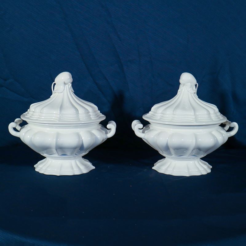 ♦ Coppia di zuppiere in ceramica smaltata bianca  (Nove, Bassano XX sec.)  - Asta Gli Arredi di Villa "Le Marchesane" - San Luca Casa d'Aste