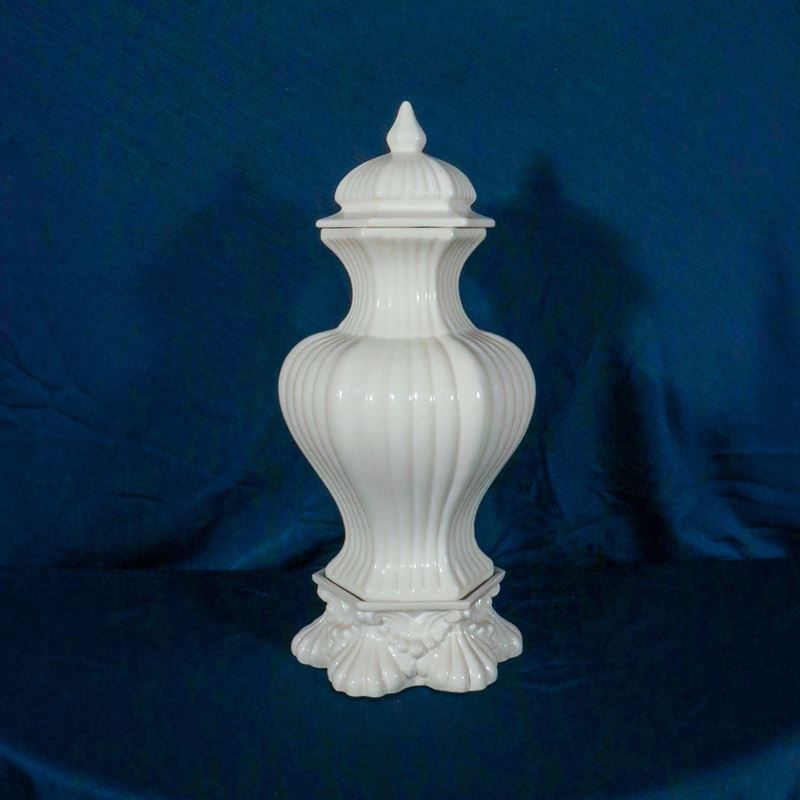 ♦ Vaso esagonale in ceramica smaltata bianca  (Nove, Bassano XX sec.)  - Asta Gli Arredi di Villa "Le Marchesane" - San Luca Casa d'Aste