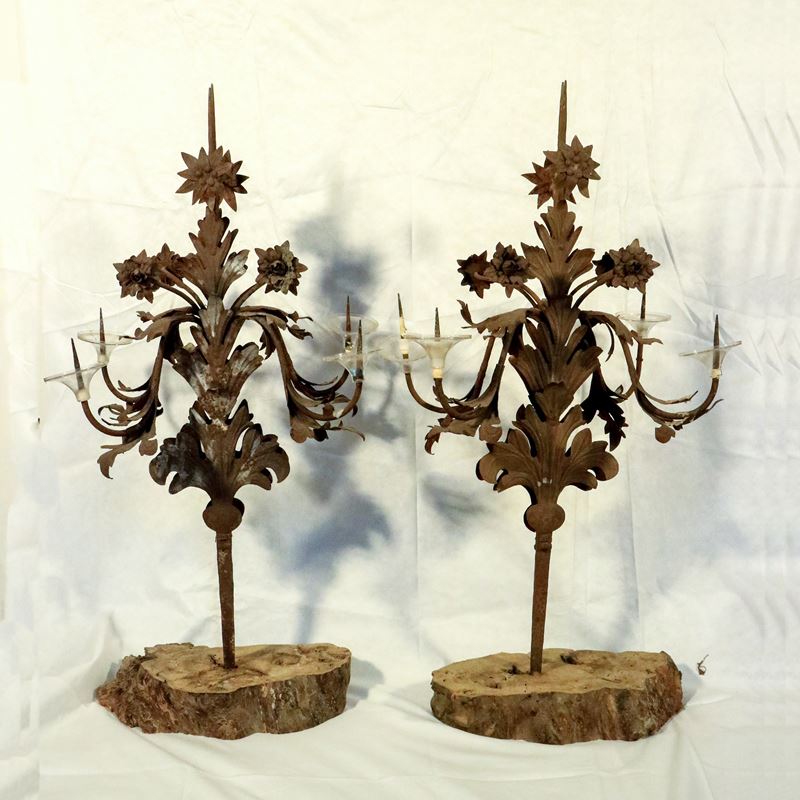 Coppia di candelabri a quattro bracci  (Italia, XIX-XX sec.)  - Asta Gli Arredi di Villa "Le Marchesane" - San Luca Casa d'Aste