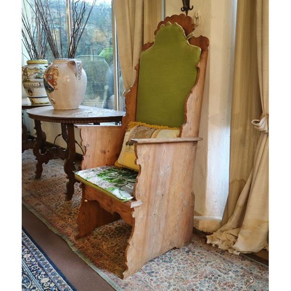 Coppia di seggioloni in legno