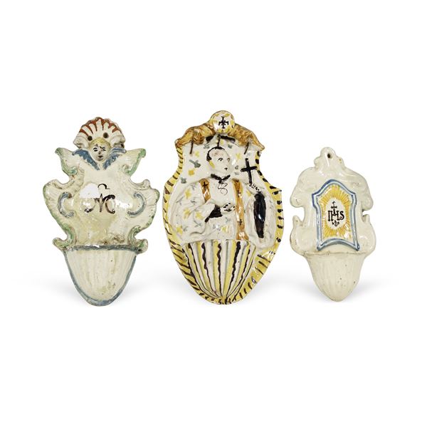 Tre acquasantiere in ceramica smaltata