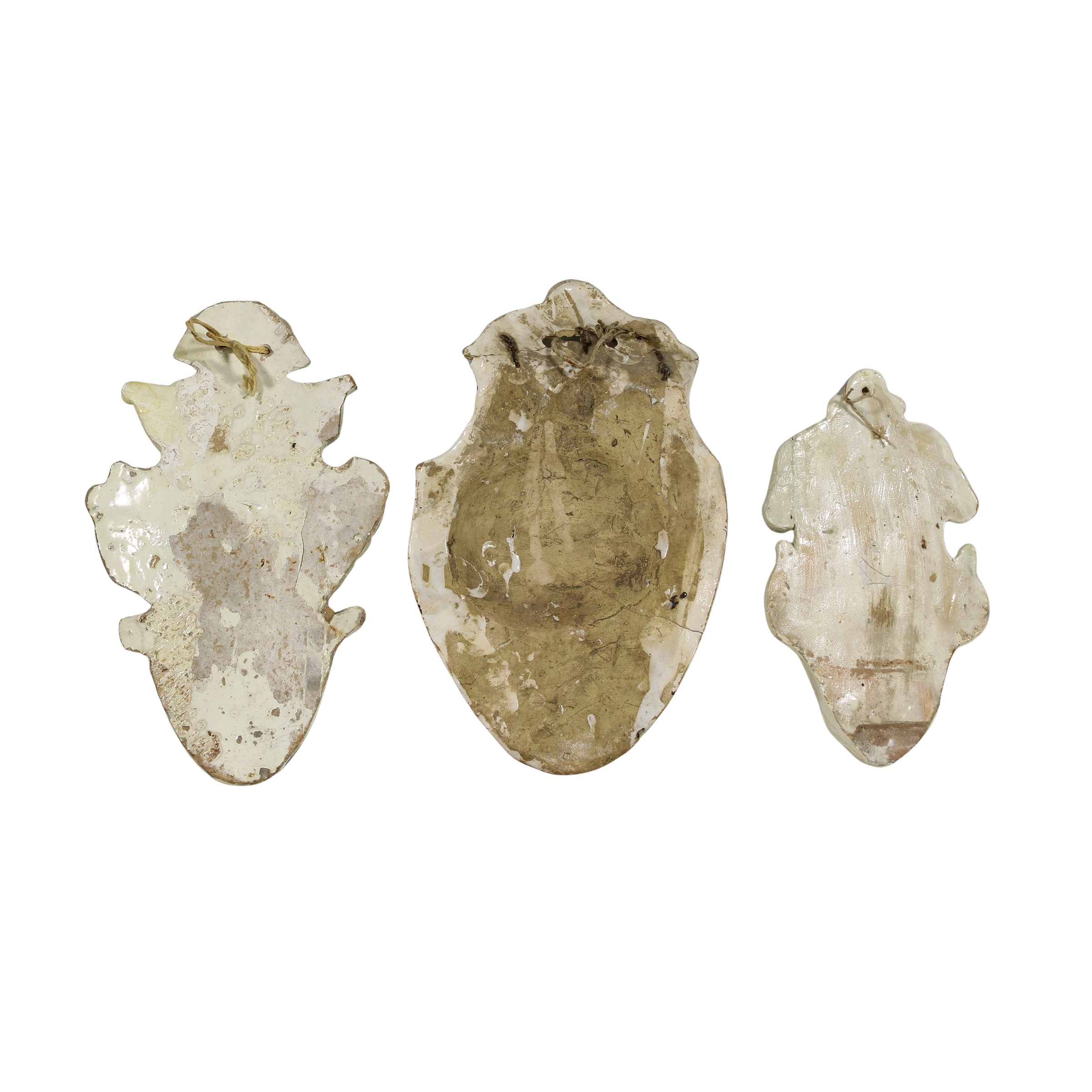 Tre acquasantiere in ceramica smaltata