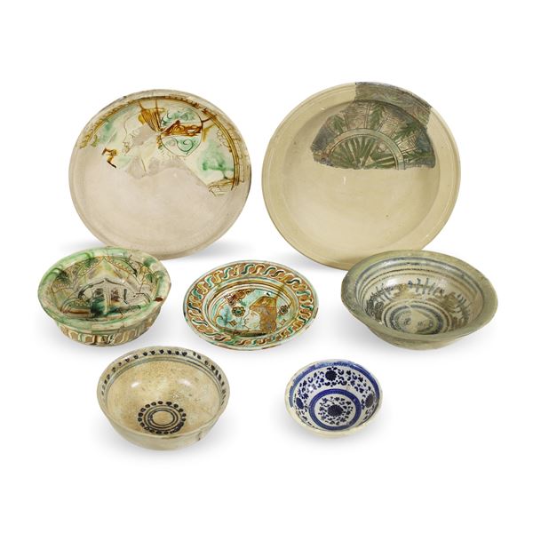 Gruppo di sette oggetti in ceramica