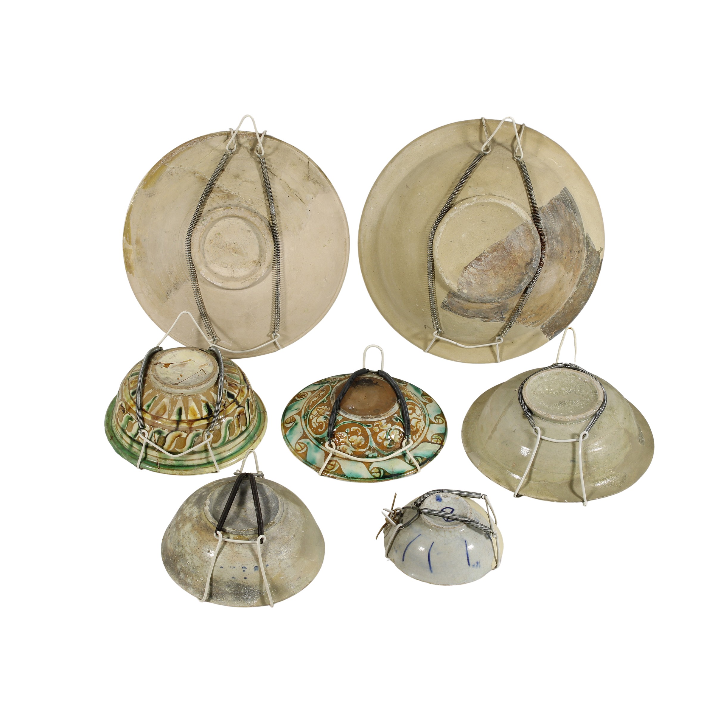 Gruppo di sette oggetti in ceramica