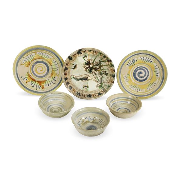 Gruppo di sei oggetti in ceramica