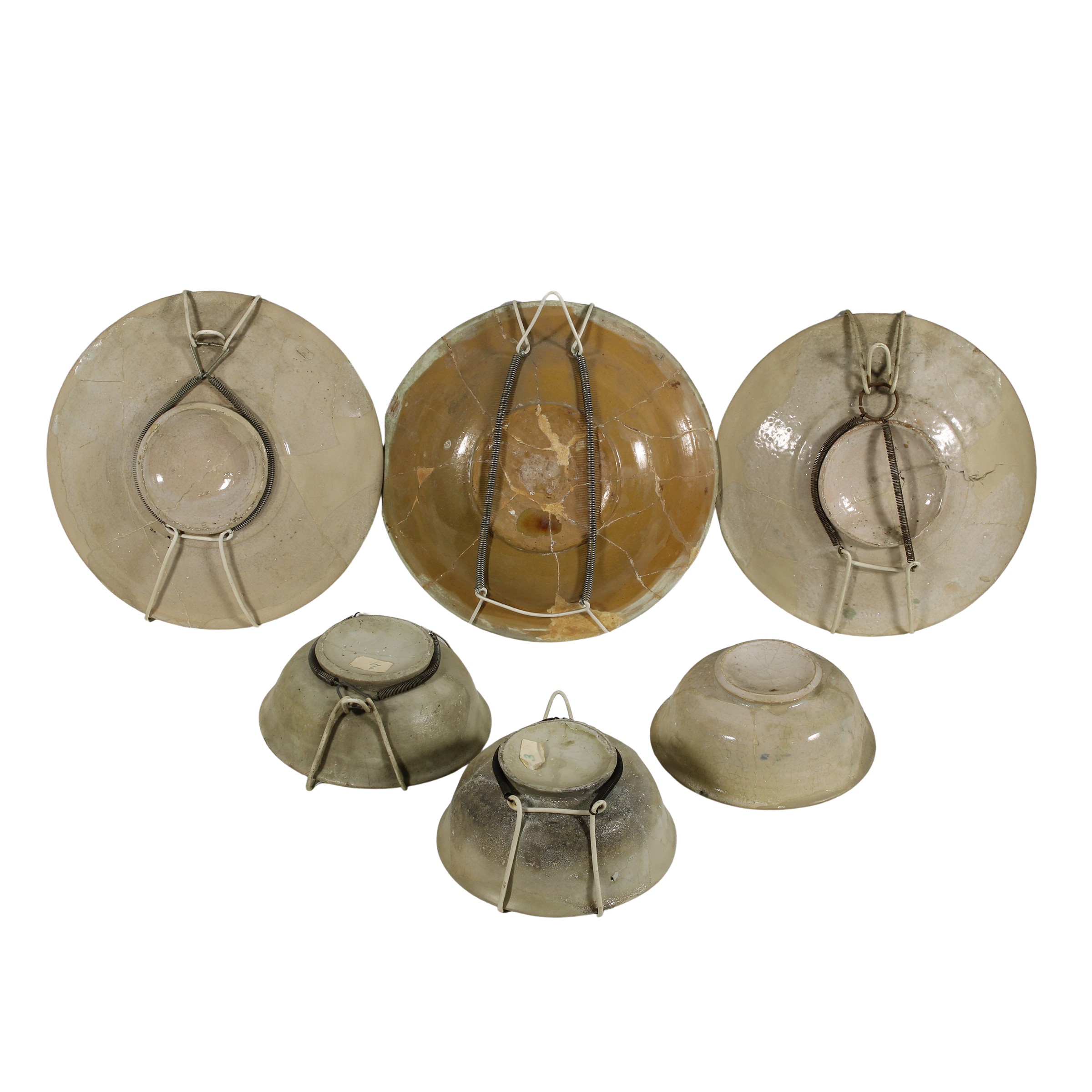 Gruppo di sei oggetti in ceramica