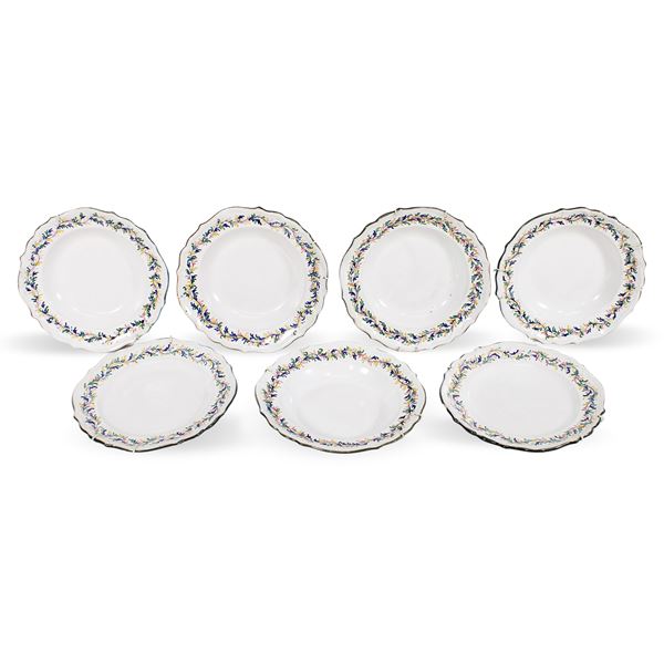 Gruppo di piatti in ceramica (7)