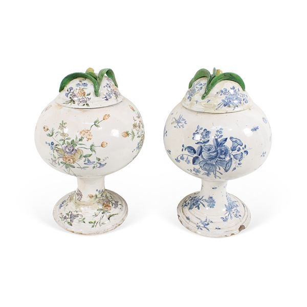 Coppia di vasi con coperchio in ceramica