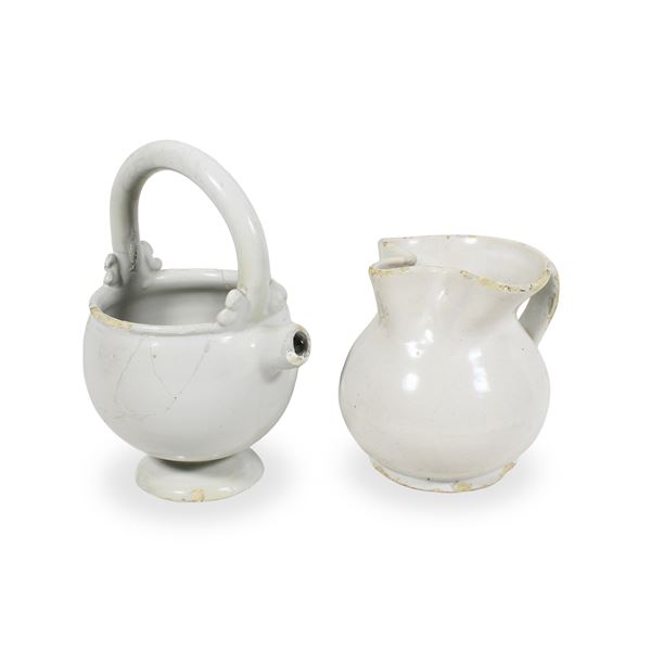 Due brocche in ceramica bianca