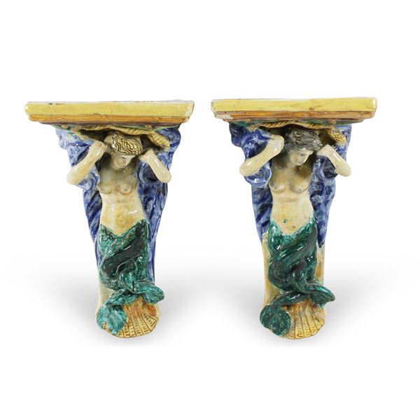 Coppia di mensole in ceramica smaltata
