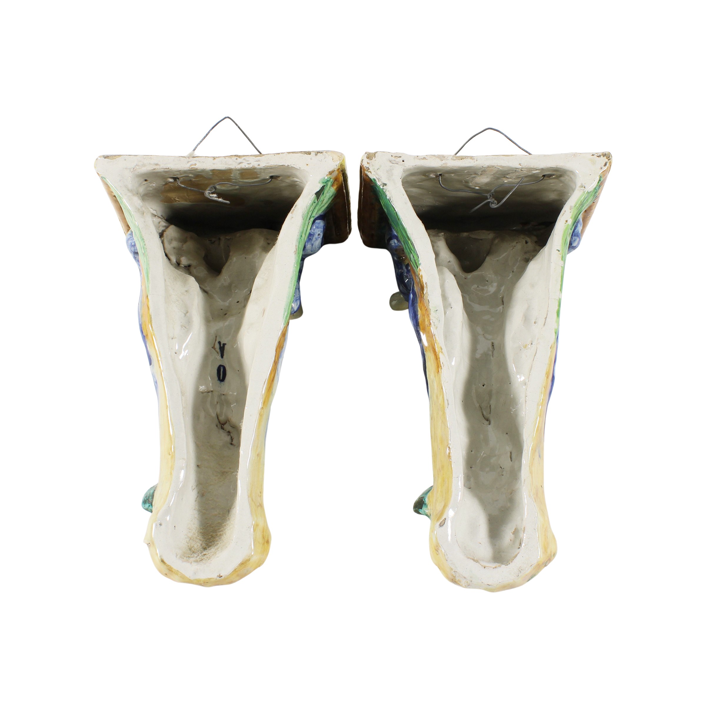 Coppia di mensole in ceramica smaltata