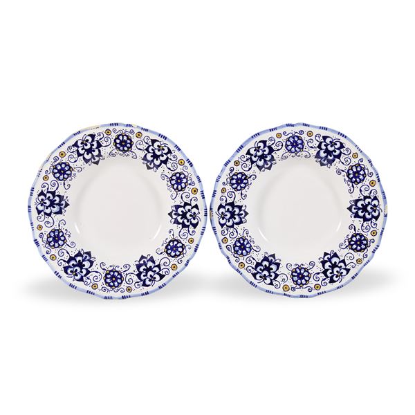 Coppia di piatti in ceramica smaltata