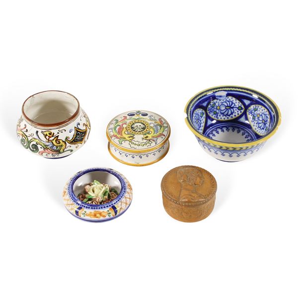 Gruppo di cinque oggetti in ceramica