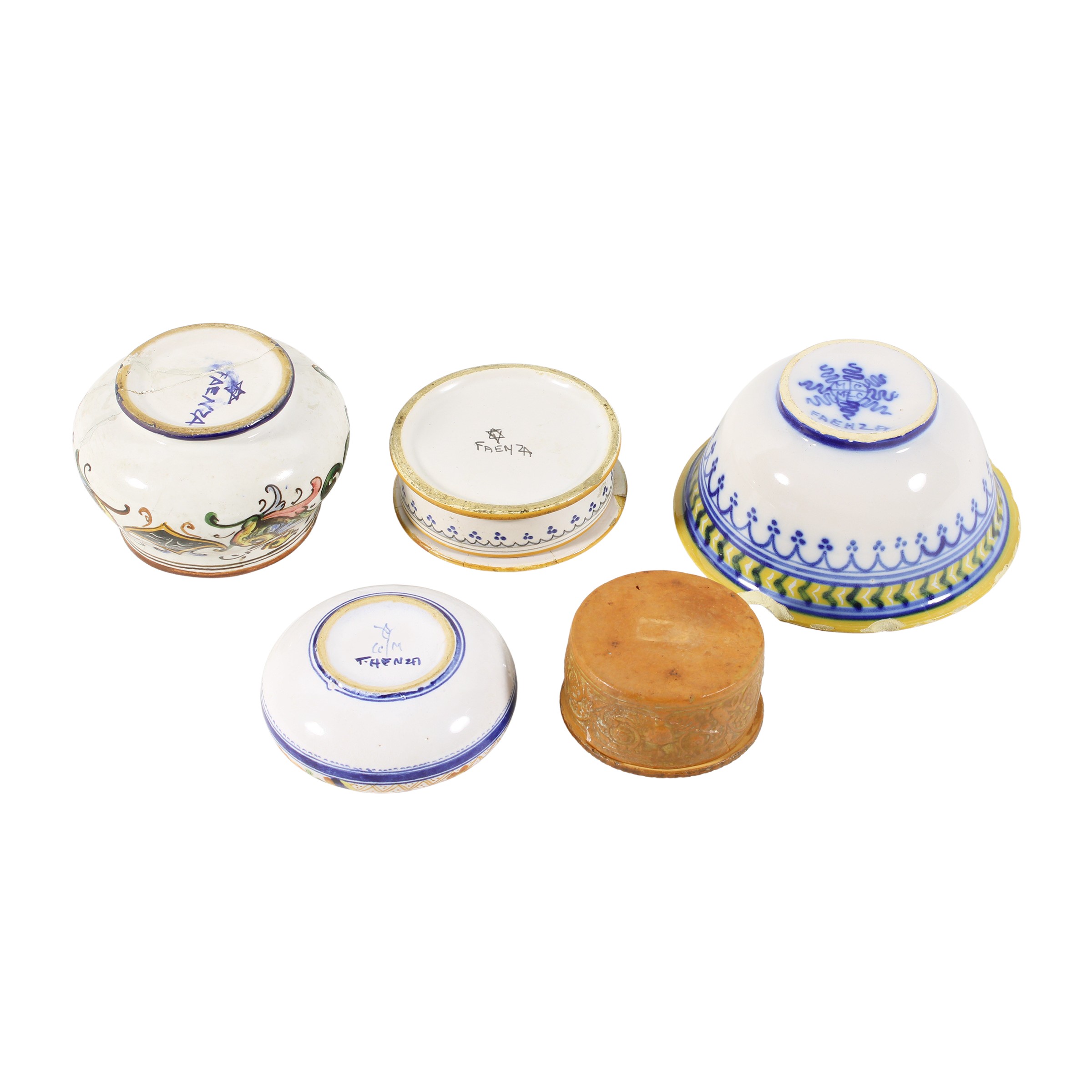 Gruppo di cinque oggetti in ceramica