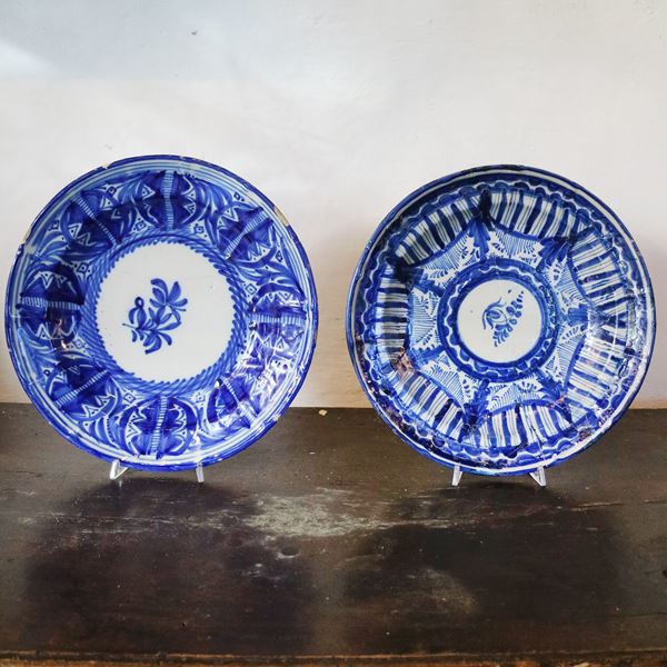 Due piatti in maiolica