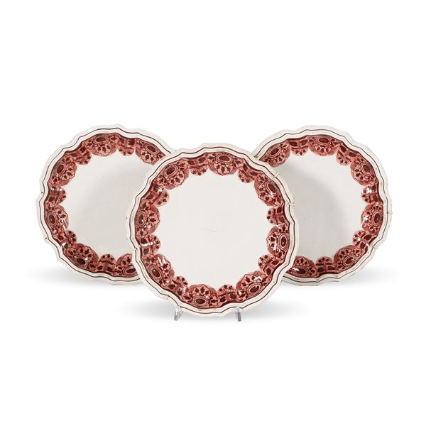 Tre piatti in ceramica smaltata.