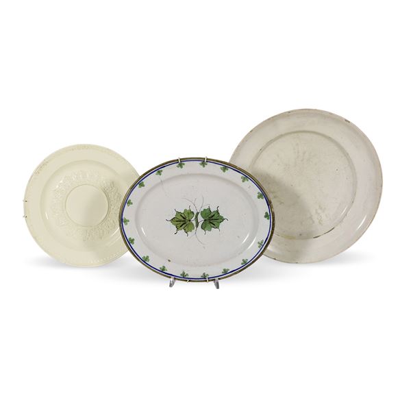 tre piatti in ceramica smaltata.