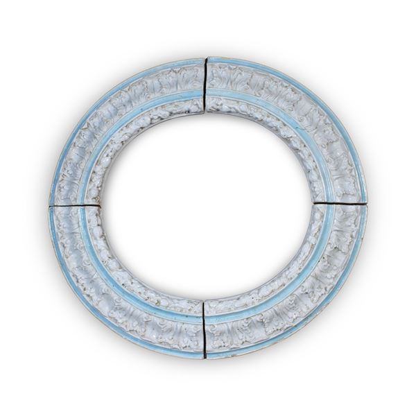 Cornice in ceramica smaltata