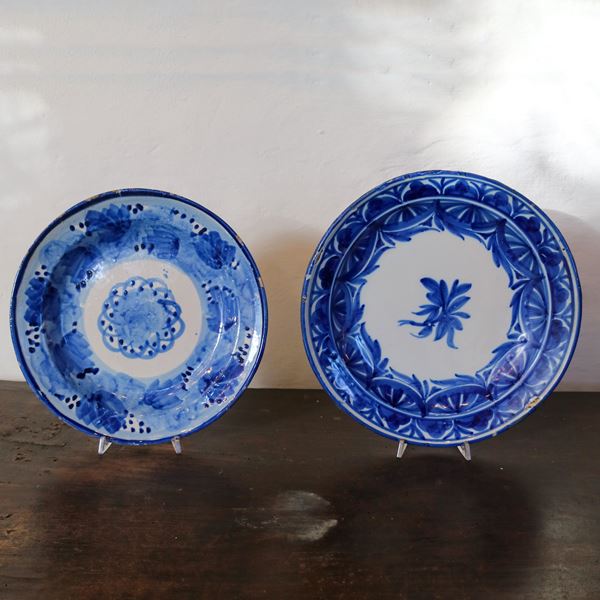 Due piatti in maiolica