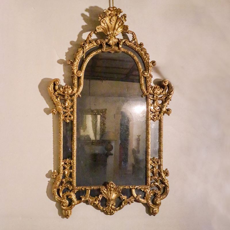 ♦ Specchiera in legno dorato  (Italia, XX sec.)  - Asta Gli Arredi di Villa "Le Marchesane" - San Luca Casa d'Aste