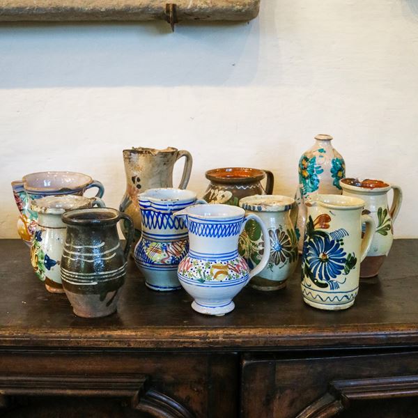 Undici boccali in ceramica