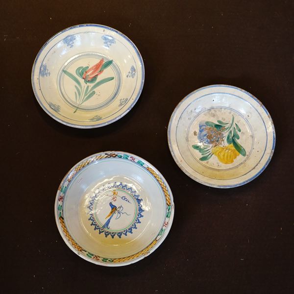 Tre piatti in ceramica