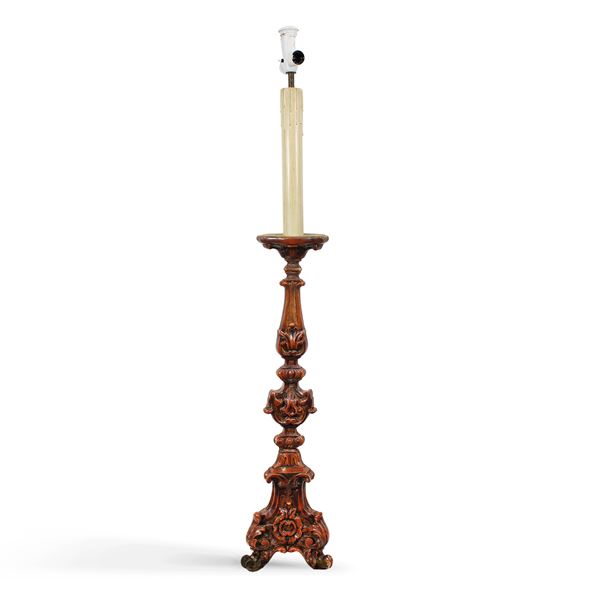 Torciere elettrificato in legno laccato