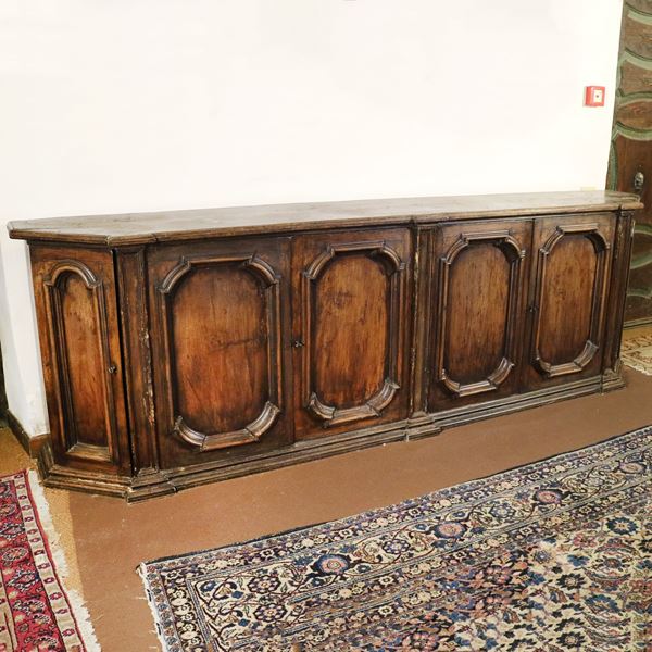 Grande credenza scantonata in noce