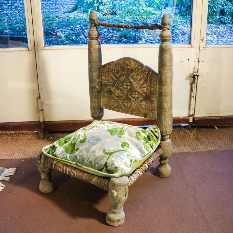 Sedia bassa in legno  (XX sec.)  - Asta Gli Arredi di Villa "Le Marchesane" - San Luca Casa d'Aste