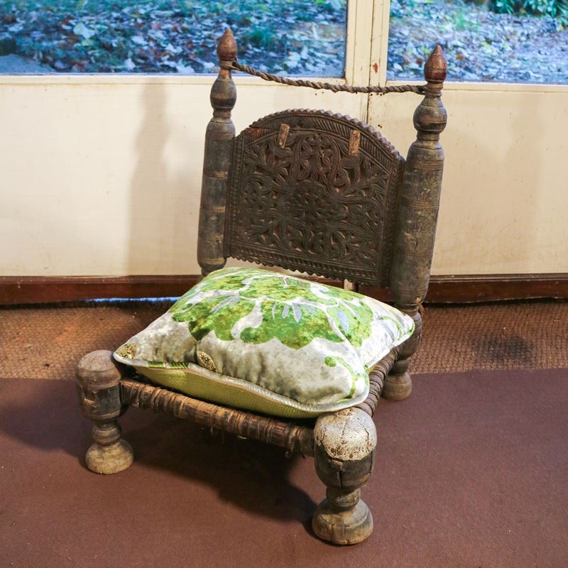 Sedia bassa in legno  (XX sec.)  - Asta Gli Arredi di Villa "Le Marchesane" - San Luca Casa d'Aste
