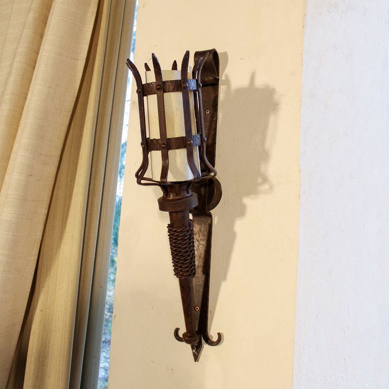 Cinque appliques in ferro battuto  (Italia, XX sec.)  - Asta Gli Arredi di Villa "Le Marchesane" - San Luca Casa d'Aste