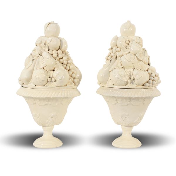 Coppia di vasi in ceramica smaltata bianca