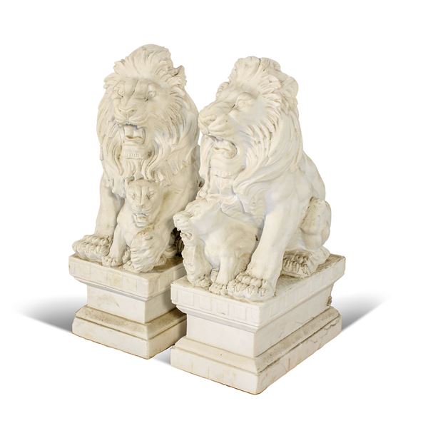 Coppia di sculture in marmo bianco