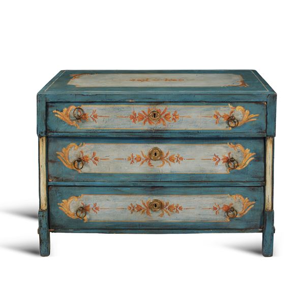 Cassettone in legno laccato