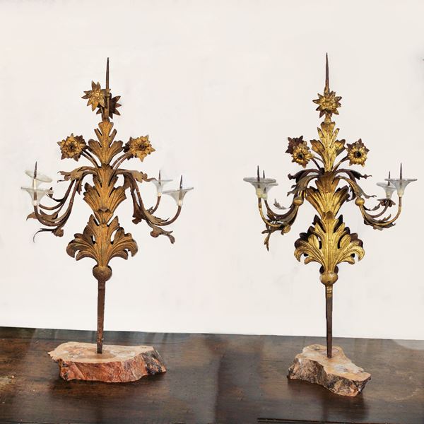 Coppia di candelabri a quattro bracci in ferro battuto