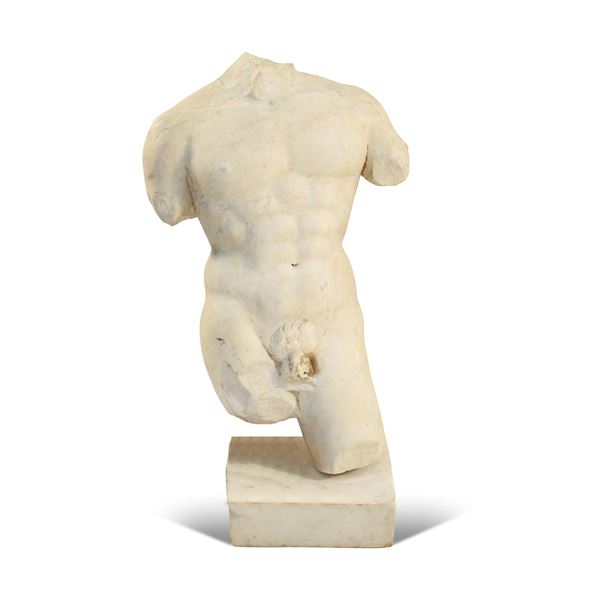 Torso virile in marmo bianco