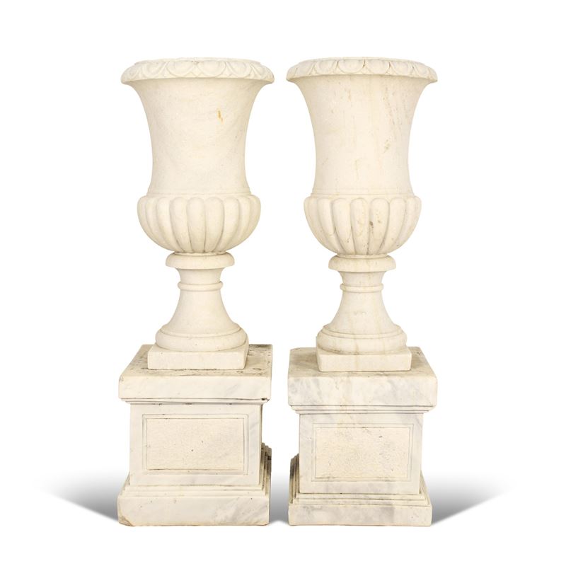 Coppia di vasi in marmo bianco  (Italia, XIX-XX sec.)  - Asta Dimore Venete - San Luca Casa d'Aste