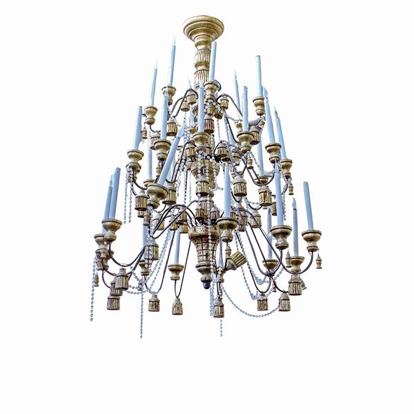 Lampadario in legno dorato e ferro battuto