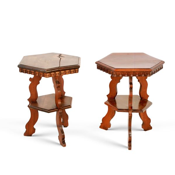 Due sgabelli in legno tinto noce