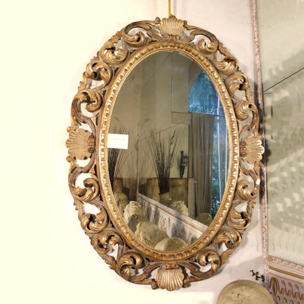 ♦ Specchiera ovale in legno dorato a mecca