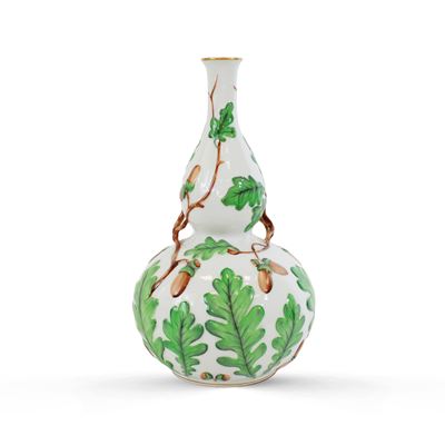 Herend, Vaso in porcellana smaltata bianca con decorazione policroma di motivi vegetali e ghiande