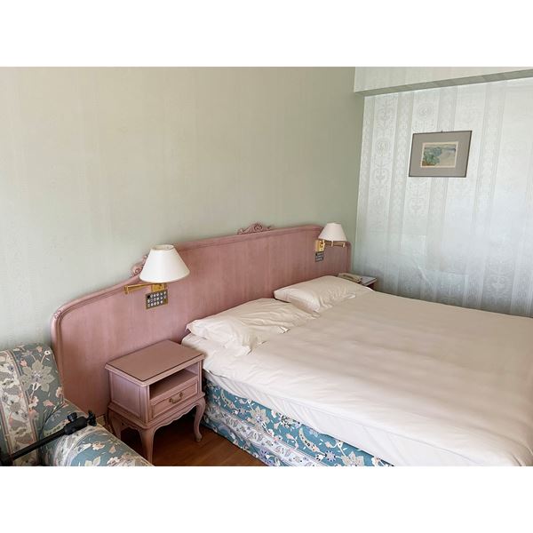 Cinque camere matrimoniali in legno tinto rosa