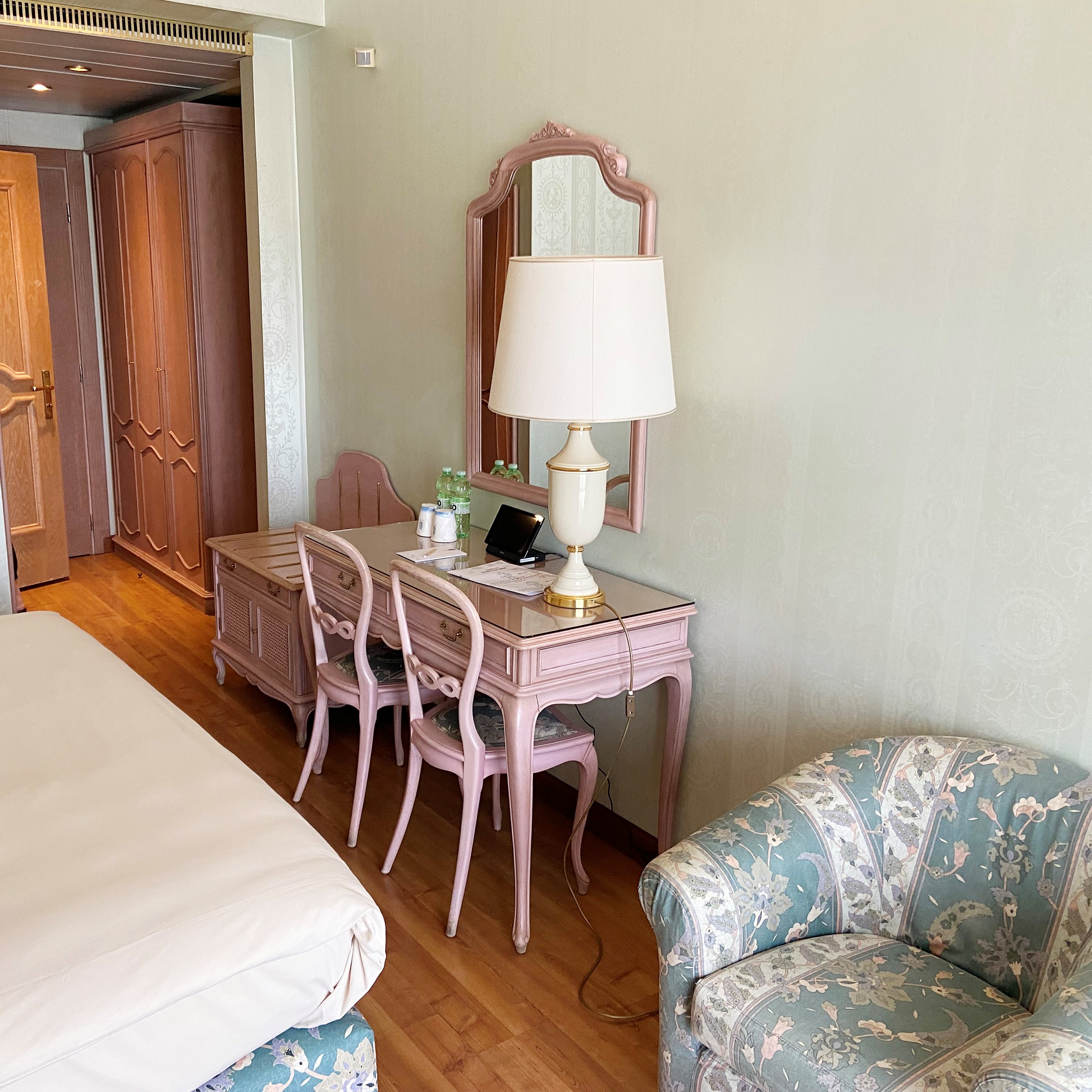 Cinque Camere Matrimoniali in Legno Tinto Rosa