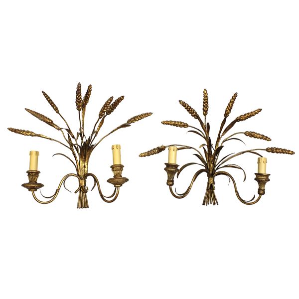 Coppia di appliques a due luci in metallo dorato